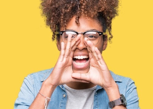 Babaeng sumisigaw na anunsyo